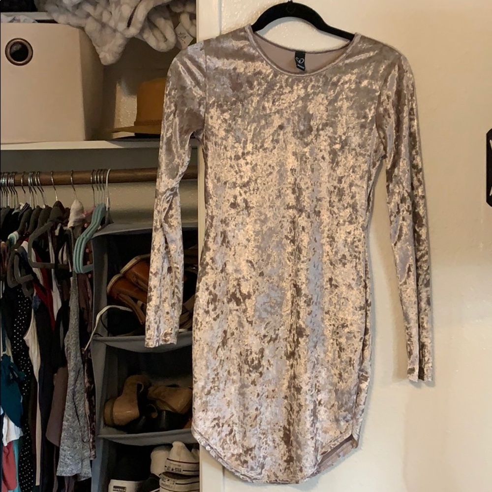 long sleeve velvet fitted dress